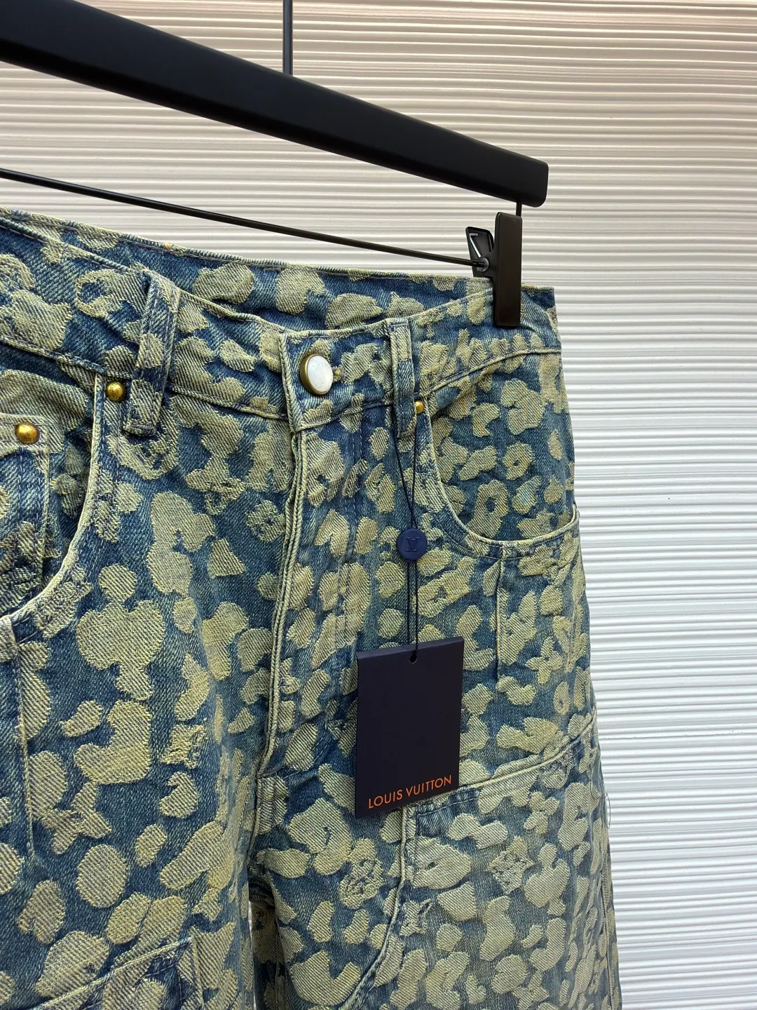 LOUIS VUITTON letter jacquard pearl buckle work denim trousers ●Original version: Purchased and developed by 14099 ●Item number: 1682239-B85 ●Material: denim fabric ●Technology: jacquard production ●Version: fitted version ●Weight: about 905 grams ●Size: 28-30-32-34-36 ●Description: These printed jeans are made of 12-ounce heavyweight denim. They are treated with enzyme washing and stone grinding. The fabric is soft and retains a crisp texture, while forming a natural distressed texture. The camouflage printing on the trousers adopts digital direct injection technology, and the ink penetrates into the yarn. The pattern color is firm, layered and not easy to crack and fall off. The shape is a loose straight cut, using three-dimensional cutting technology to fit ergonomics, and the crotch is reinforced with classic horsetail technology to improve wearing comfort and durability. The waistband is equipped with custom-made metal buttons and I-buckles, which have been treated with anti-oxidation plating and have a thick texture. The edges of the pockets are made of double-lane stitching, with fine and even stitching. The side seams and inseam are all hemmed, and every stitching is tightly stitched. The exquisite trousers-making craftsmanship and quality control are demonstrated in every detail. The overall wiring is straight and delicate, the fabric is comfortable and soft, and the color is consistent without color difference. It can be matched with the same style to create a fashionable look and control various occasions. Customized accessories, complete with three standards, same style for men and women!